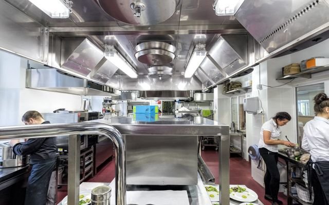 En hotellobby og lounge set fra et 360°-optagepunkt, hen over siddepladserne mod restauranten